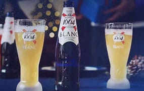 品尝嘉士伯1664小麦白啤酒