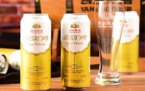 品尝燕京啤酒12度原浆白啤